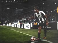 开云体育下载-火箭斩落马刺，布克成为关键先生，一场定义赛季的胜利