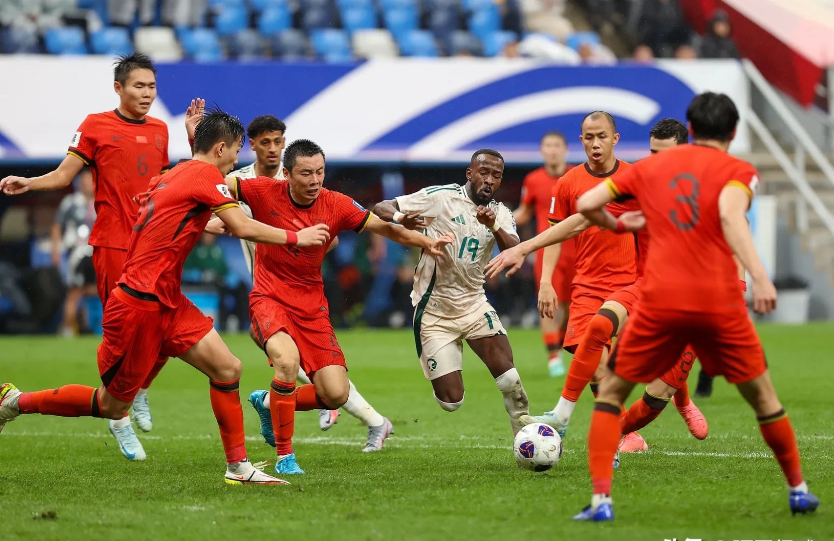 热情燃烧!球队比拼实力火药味浓烈 热情燃烧!球队比拼实力火药味浓烈