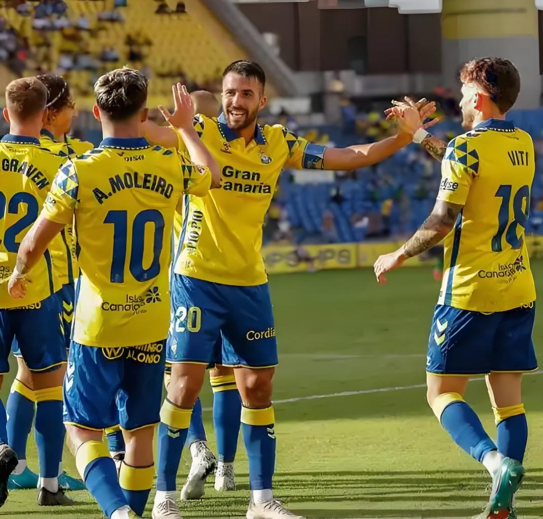 包含塞尔塔维客场战平皇家社会，继续保持不败的词条