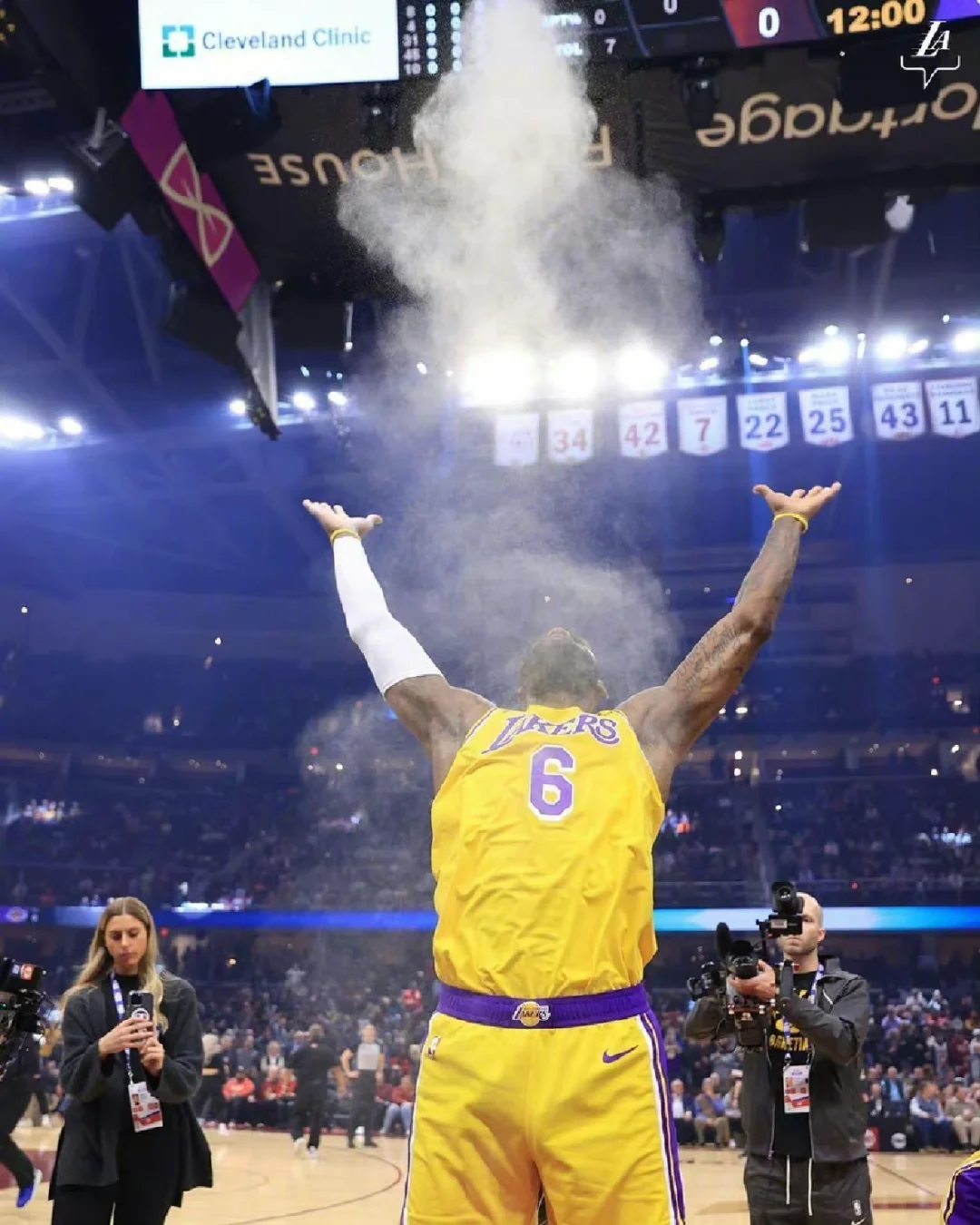 鹈鹕绝杀76人，詹姆斯状态火热的简单介绍